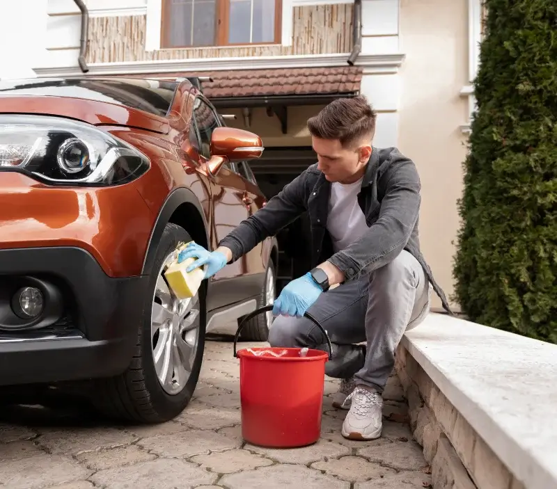 Lavage auto à domicile Saint-Fiel : professionnel intervenant sur un véhicule
